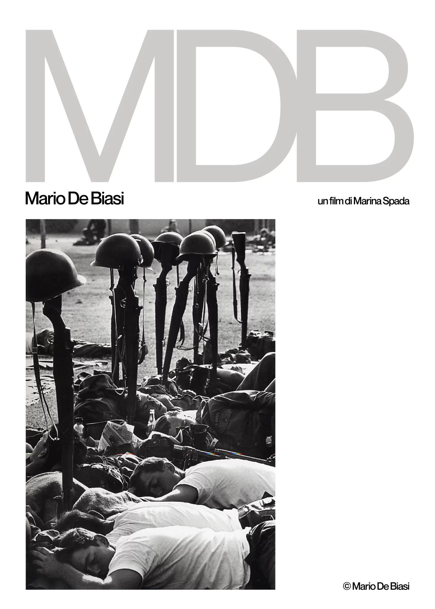 Locandina: MDB, Mario De Biasi, un film di Marina Spada. Fotografia in bianco e nero di soldati dormienti con accanto dei fucili, scattata da Mario De Biasi.