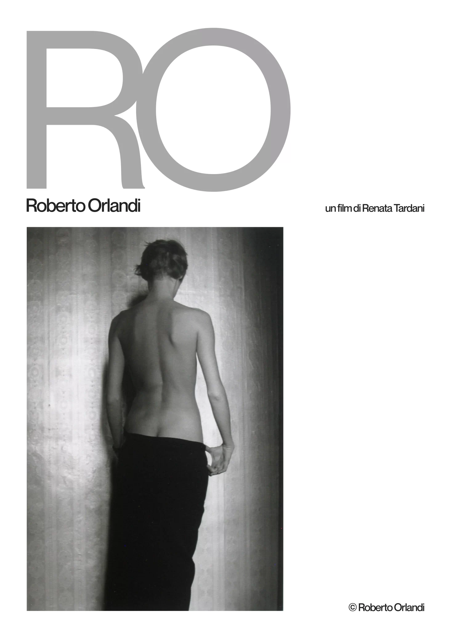 Locandina: RO, Roberto Orlandi, un film di Renata Tardani. Fotografia di un nudo artistico scattata da Roberto Orlandi.