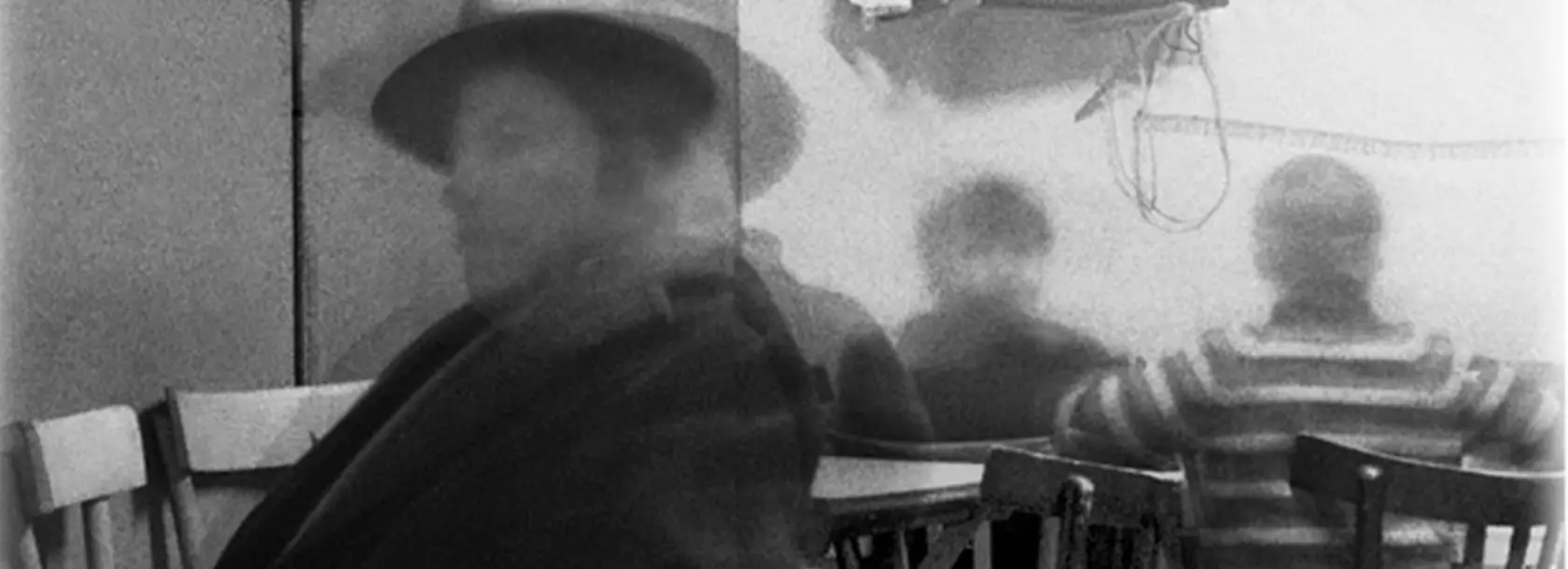 Fotografia in bianco e nero “Interni mossi” Tricarico 1967 di Mario Cresci.