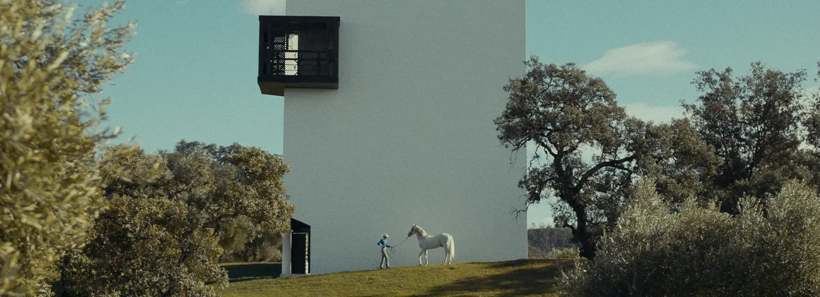 Copertina del film "Green Over Gray. Emilio Ambasz" con in primo piano l'architettura di Ambasz "Casa del Ritiro Spirituale" a Siviglia.